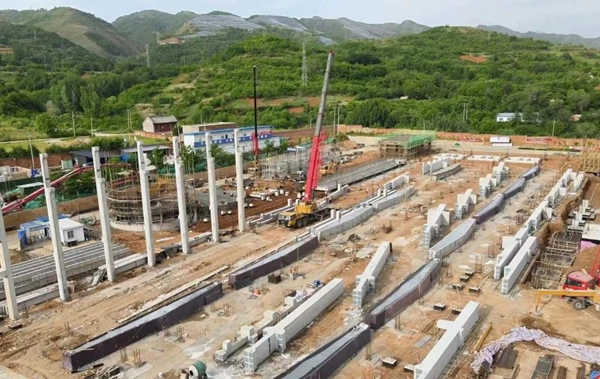 奮戰(zhàn)二季度｜電解廠房主體結(jié)構(gòu)框架柱開(kāi)始吊裝！